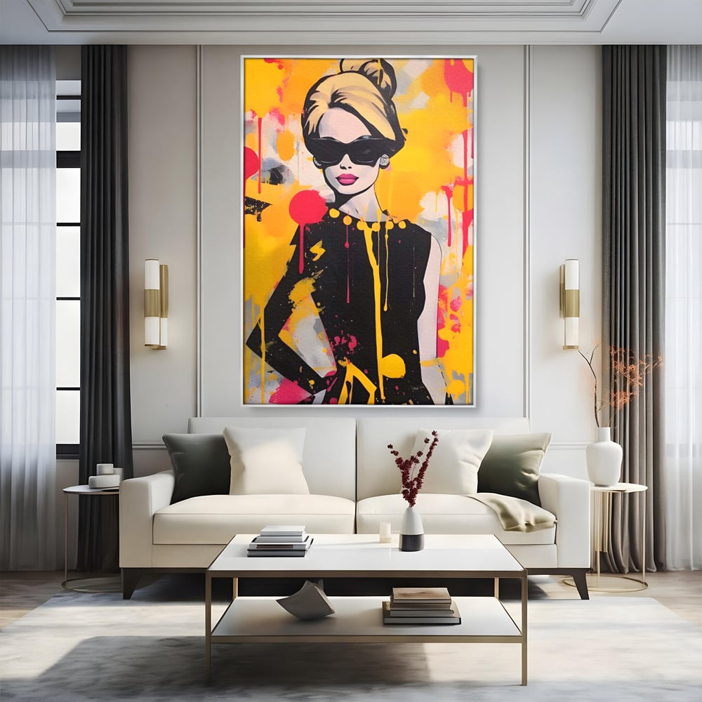 Tablou canvas cu tablou canvas cu femeie in stil pop art, in rama de aluminiu argintiu, pe perete intr-un living
